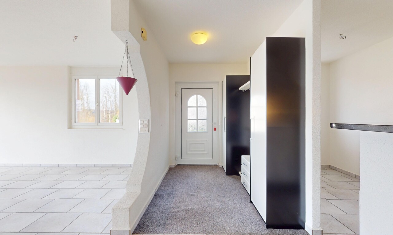 innenraum mit sockelleisten, teppich, natürliches licht, und gipskartonwand