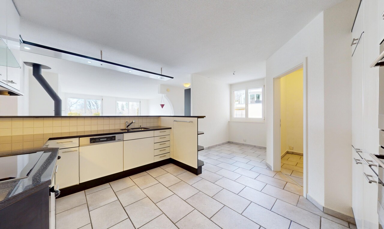 küche mit geschirrspülmaschine, gipskartonwand, natürliches licht, arbeitsplatten, und waschbecken