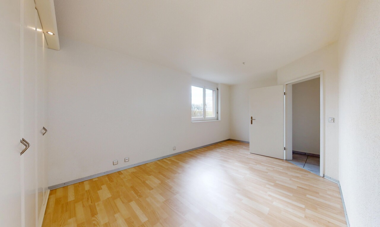 leerer raum mit natürliches licht, holzfußboden, und gipskartonwand
