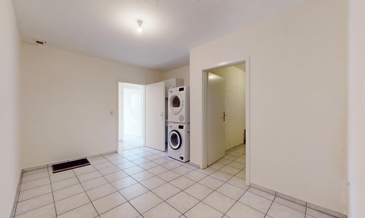 wäschekammer mit fliesenboden, wäscherei, waschturm, und gipskartonwand