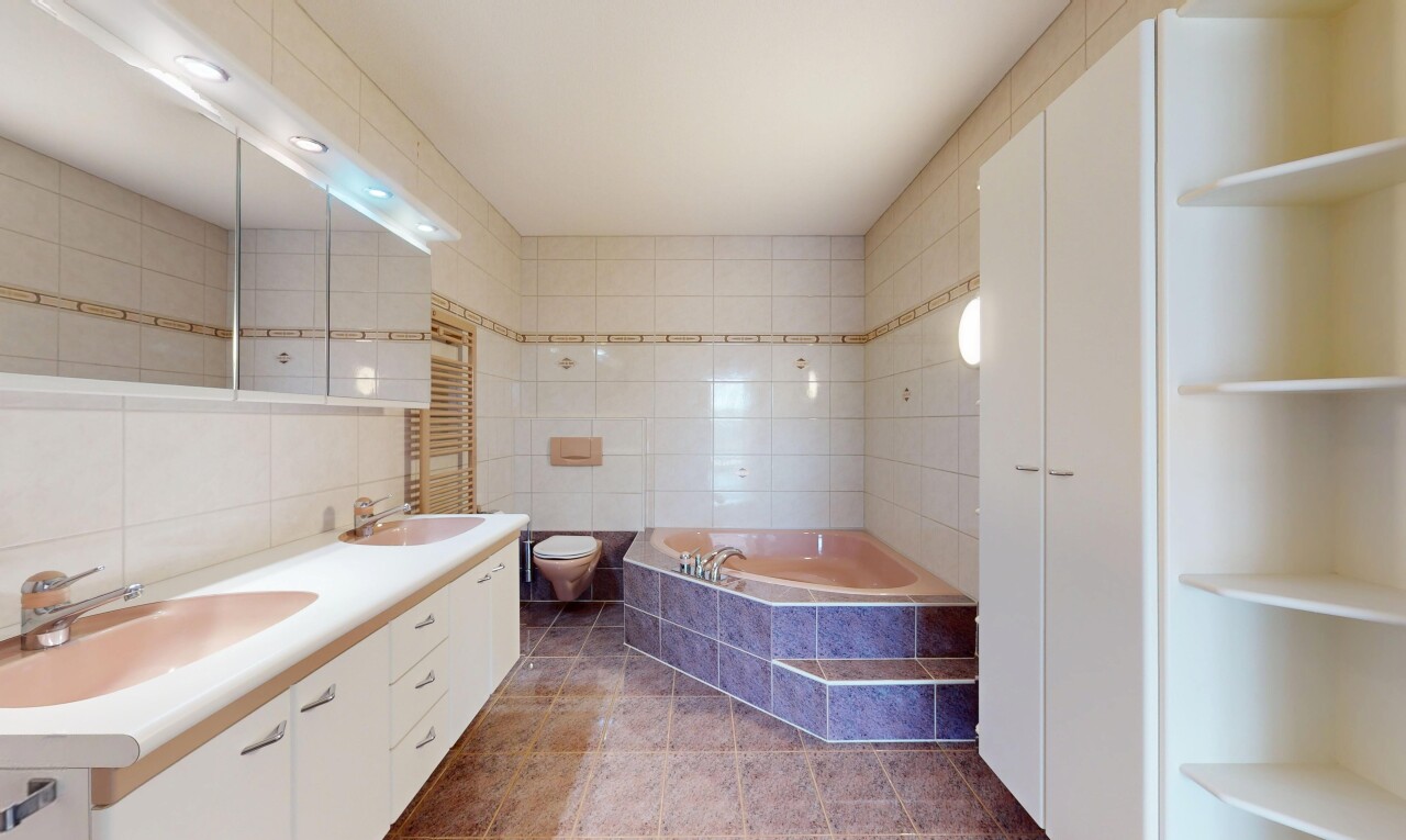 bad mit bad, komplettes badezimmer, fliesenwand, und waschbecken