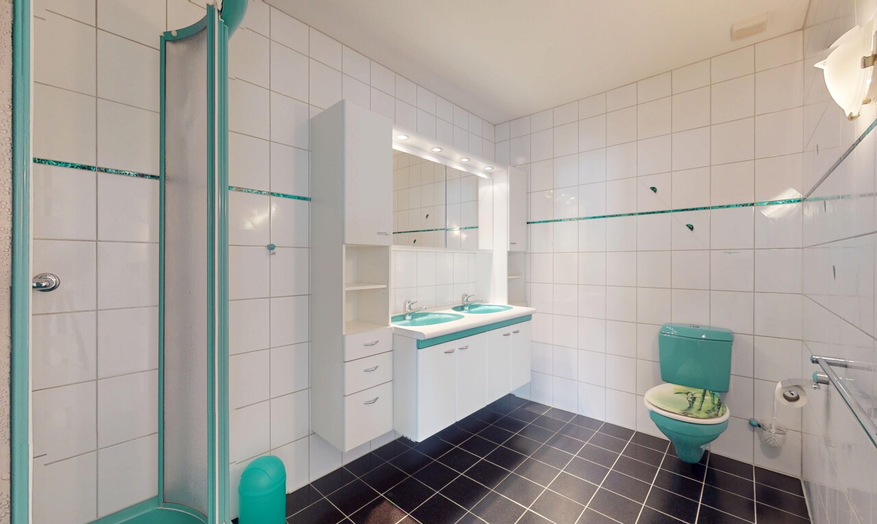 bad mit fliesenwand, waschbecken, komplettes badezimmer, fliesenboden, und spiegel