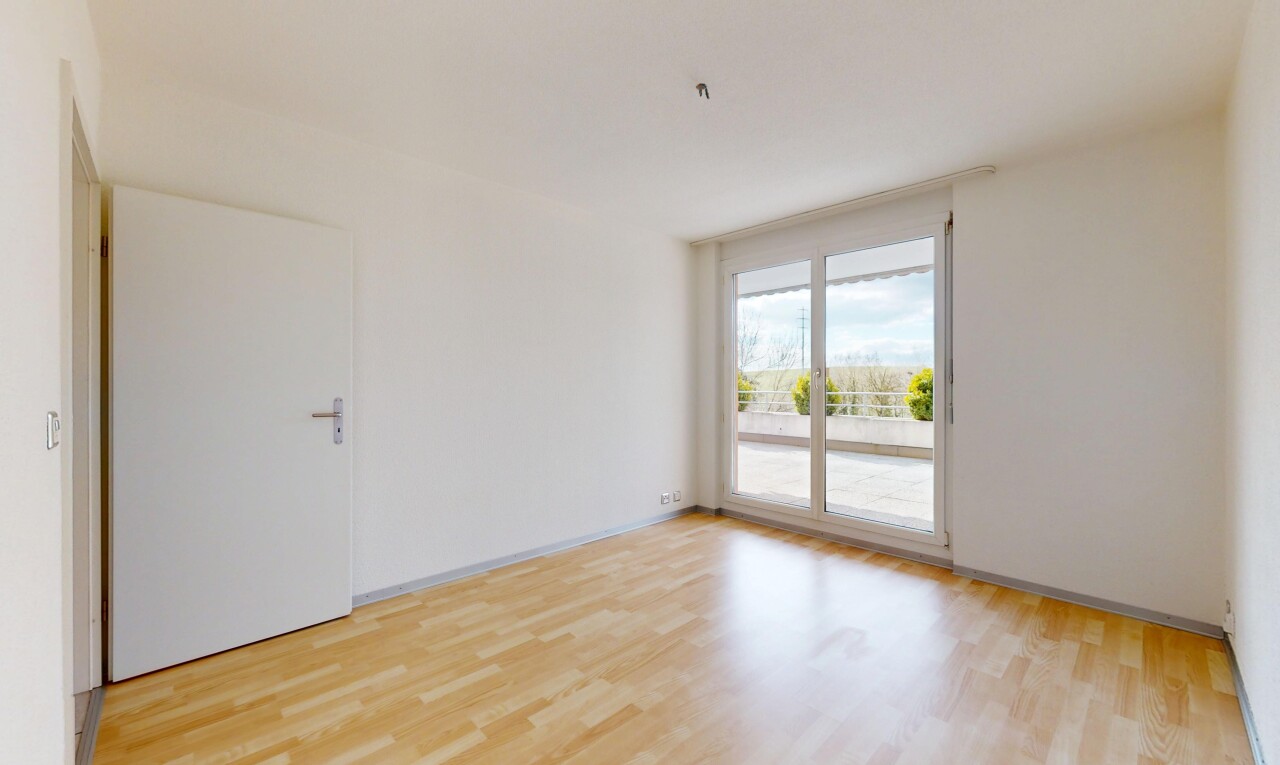 leerer raum mit holzfußboden, natürliches licht, und gipskartonwand
