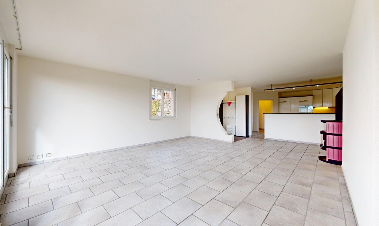leerer raum mit fliesenboden, natürliches licht, und gipskartonwand