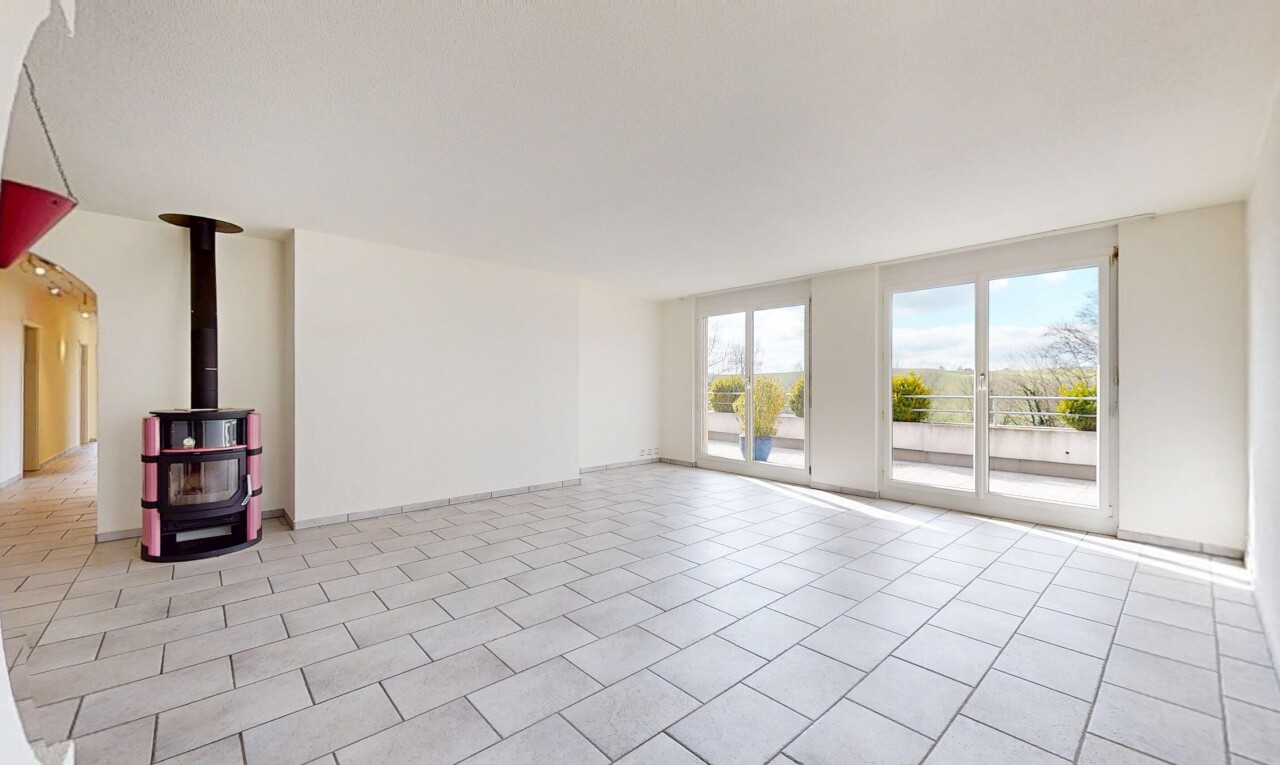 leerer raum mit holzofen, natürliches licht, und gipskartonwand