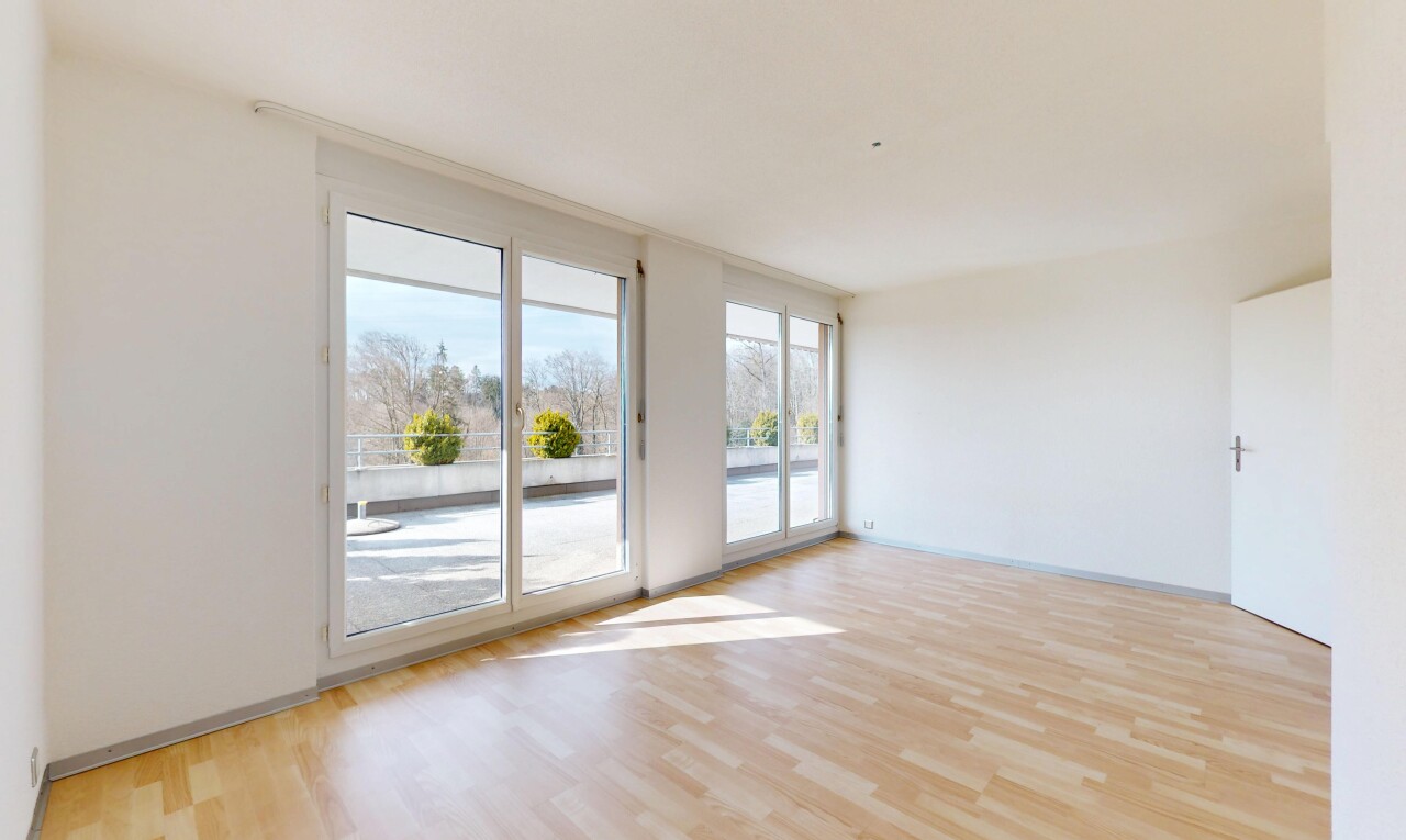 leerer raum mit holzfußboden, natürliches licht, und gipskartonwand