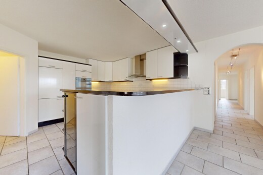 küche mit küchenrückwand beim herd, dunstabzugshaube, gewölbte gehwege, weiße schränke, und fliesenboden