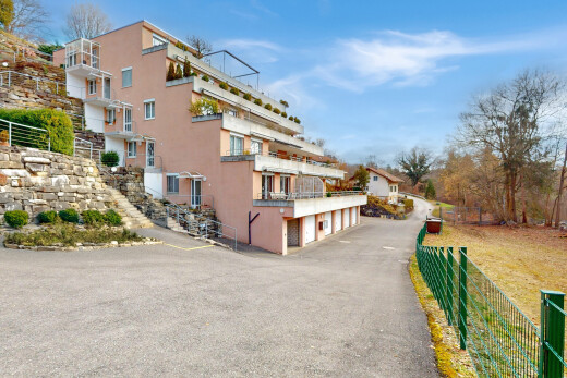 außenansicht mit zaun, eingebaute garage, und auffahrt