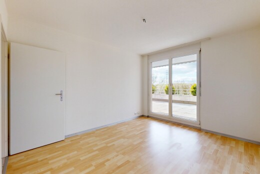 leerer raum mit holzfußboden, natürliches licht, und gipskartonwand