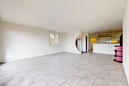 leerer raum mit fliesenboden, natürliches licht, und gipskartonwand