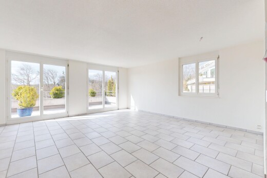 leerer raum mit natürliches licht, sockelleisten, gipskartonwand, und fliesenboden