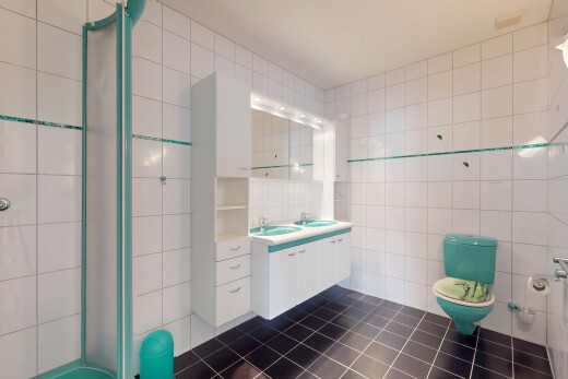 bad mit fliesenwand, waschbecken, komplettes badezimmer, fliesenboden, und spiegel