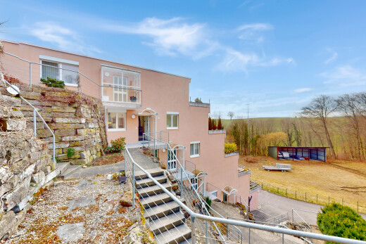 außenansicht mit stuckverkleidung, zaun, und balkon