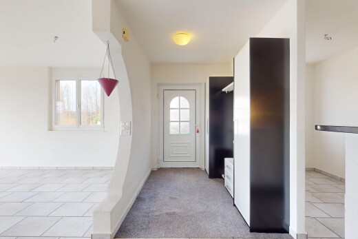 innenraum mit sockelleisten, teppich, natürliches licht, und gipskartonwand