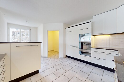 küche mit natürliches licht, doppel backofen, küchenrückwand beim herd, weiße schränke, und gipskartonwand