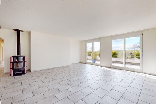 leerer raum mit holzofen, natürliches licht, und gipskartonwand