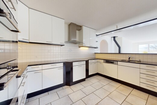 küche mit dunstabzugshaube, küchenrückwand beim herd, weiße schränke, und waschbecken