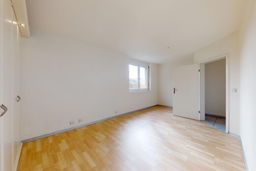 leerer raum mit natürliches licht, holzfußboden, und gipskartonwand