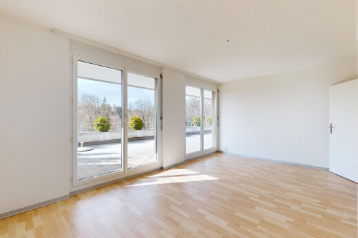 leerer raum mit holzfußboden, natürliches licht, und gipskartonwand