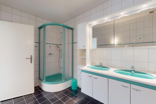 bad mit waschbecken, fliesenwand, fliesenboden, und dusche