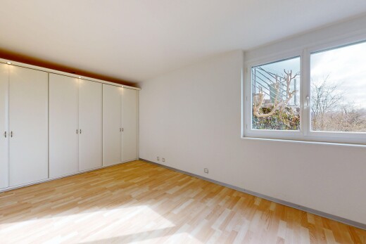 leerer raum mit holzfußboden, natürliches licht, und gipskartonwand