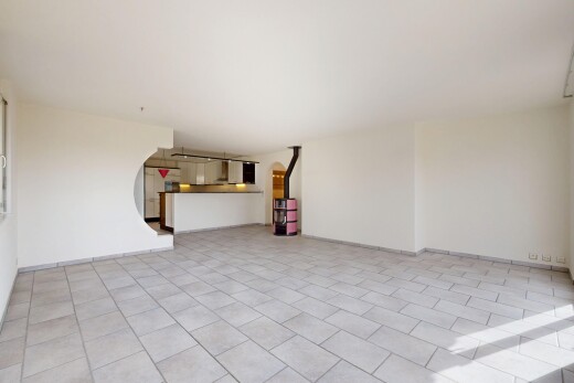 leerer raum mit sockelleisten und gipskartonwand