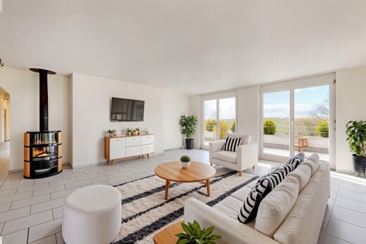 wohnzimmer mit gipskartonwand, natürliches licht, fernseher, und holzofen