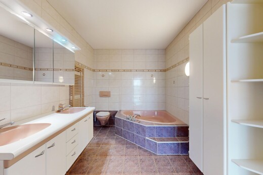 bad mit bad, waschbecken, fliesenwand, und komplettes badezimmer