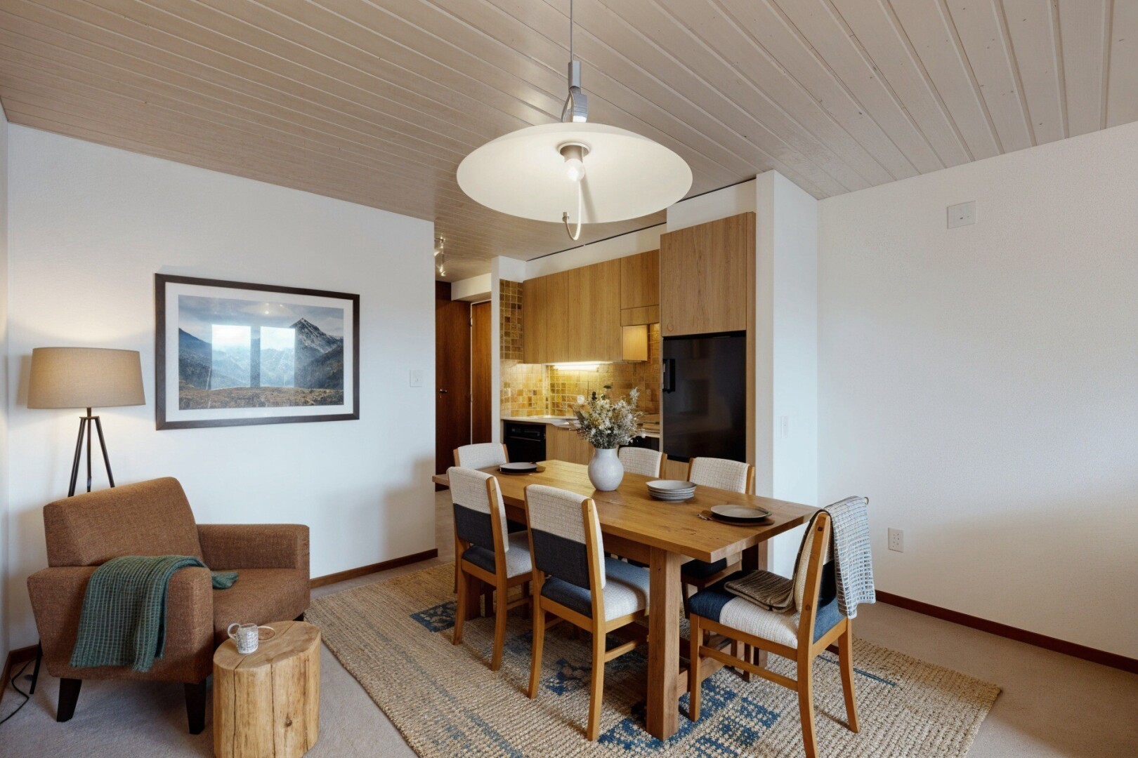 salle à manger avec cloison sèche, drywall, light floor, backsplash, et inside property