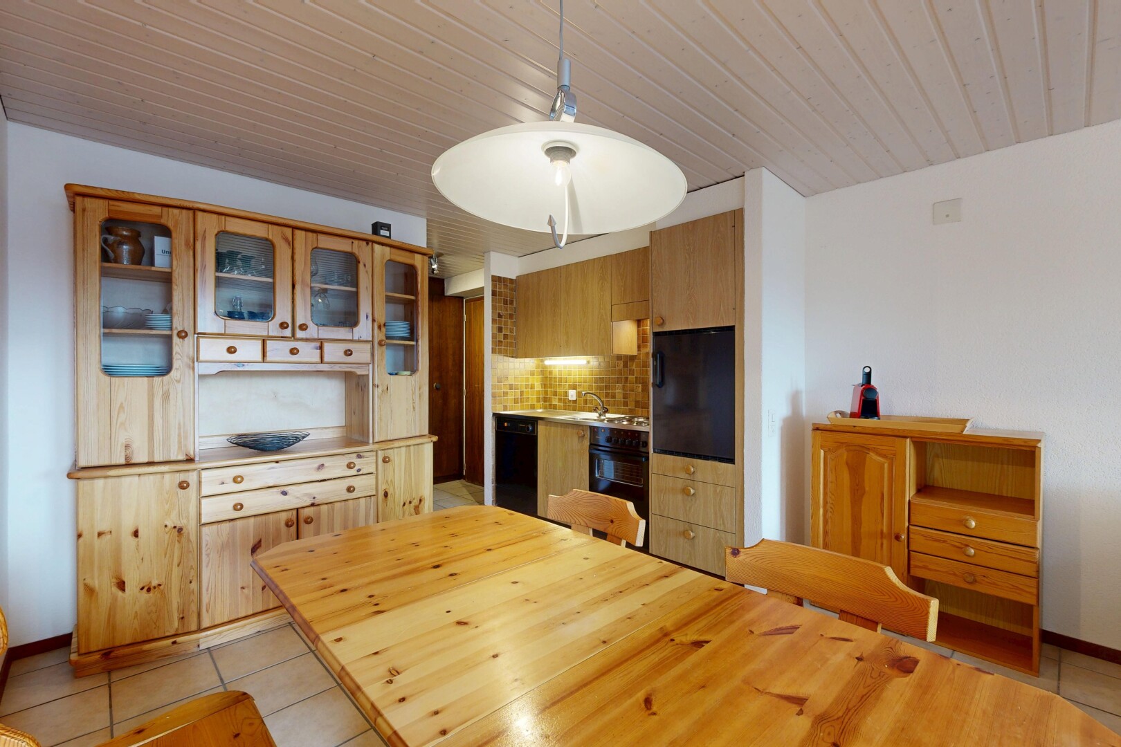 salle à manger avec cloison sèche, drywall, light floor, backsplash, et inside property
