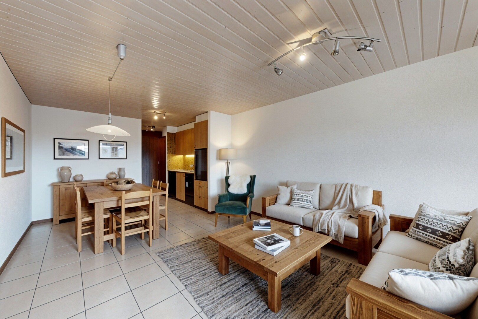 salon / salle à manger avec full kitchen, inside property, sol en carrelage, tile floor, et cloison sèche