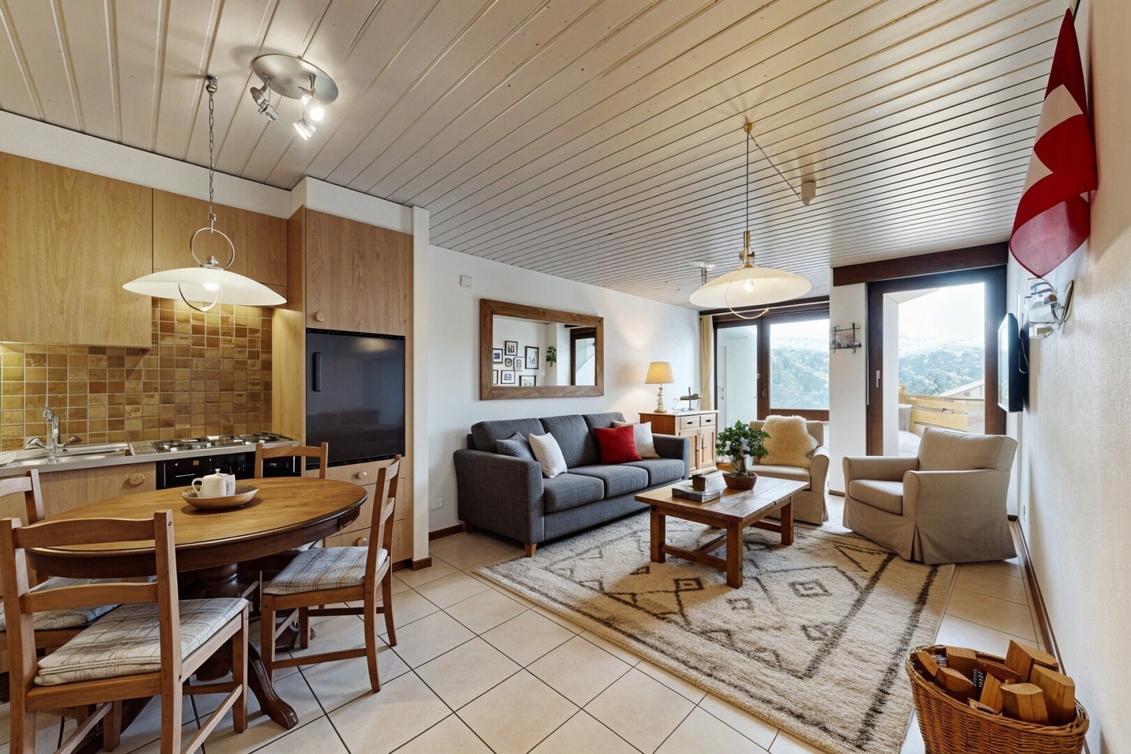 salle à manger avec inside property, lumière naturelle, natural light, light floor, et plafond en bois