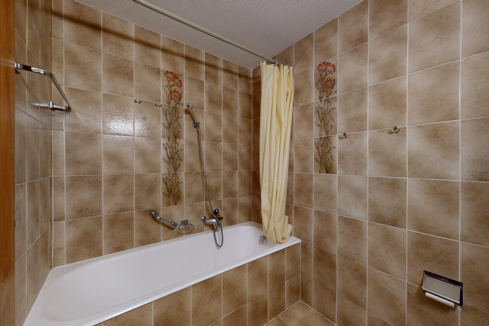 salle de bains avec douche-bain combinés, salle de bain complète, et inside property