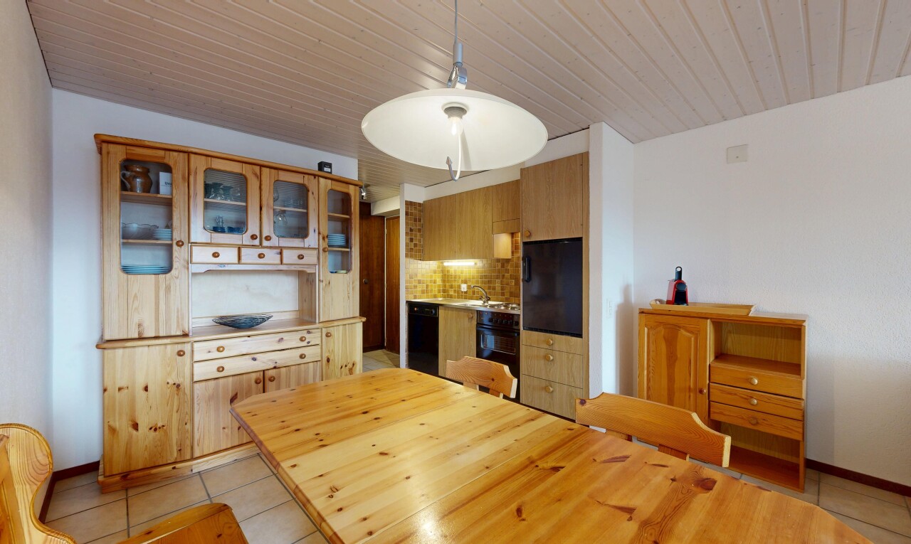 salle à manger avec cloison sèche, drywall, light floor, backsplash, et inside property