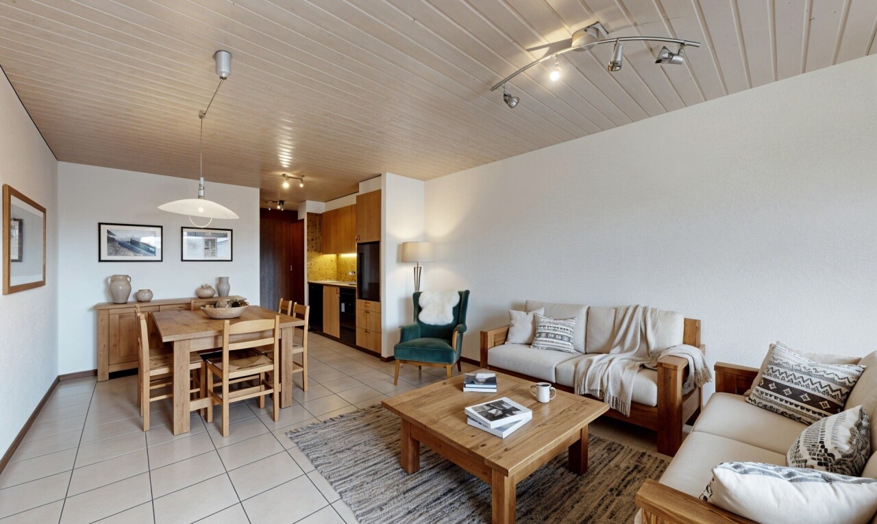salon / salle à manger avec full kitchen, inside property, sol en carrelage, tile floor, et cloison sèche
