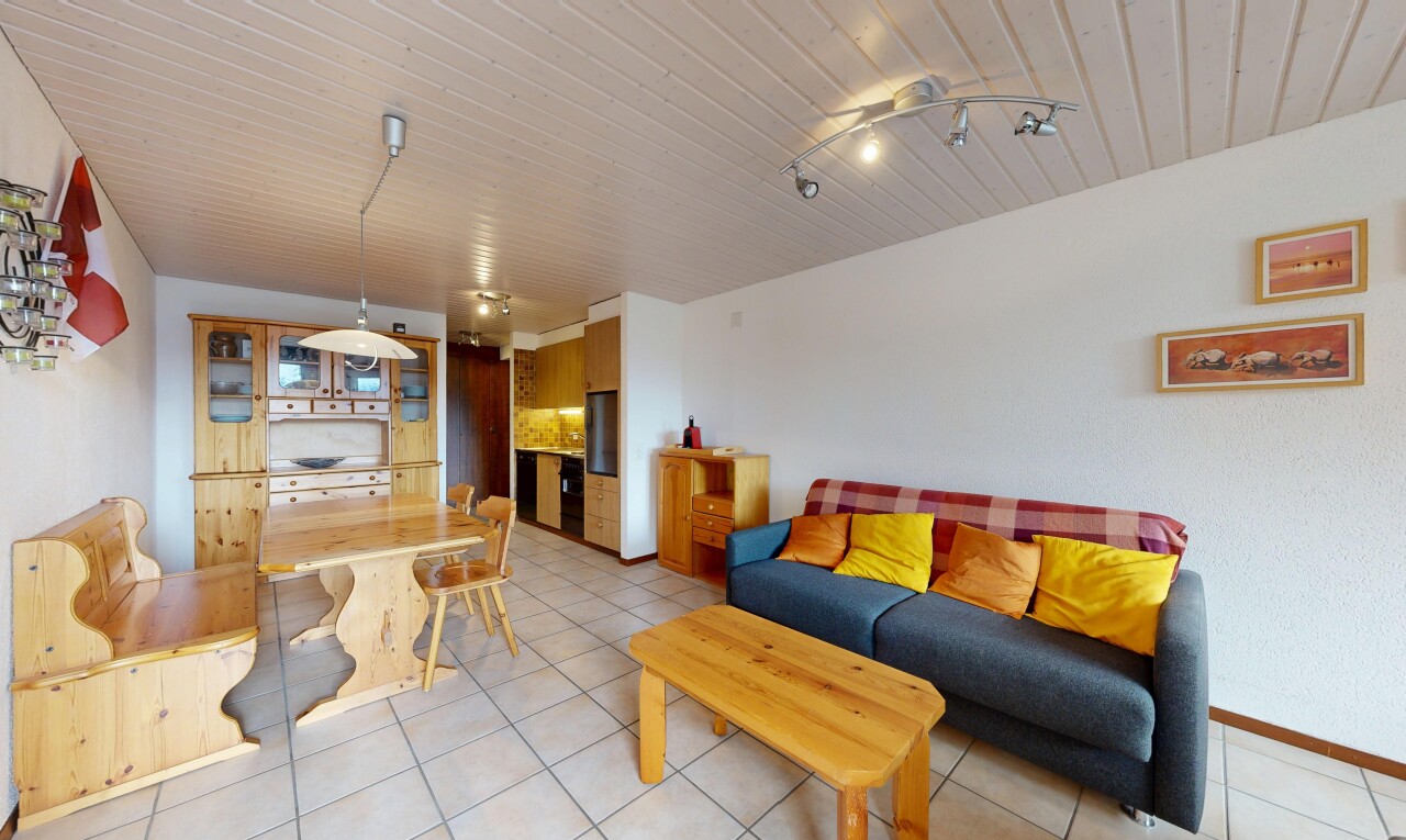 salon / salle à manger avec full kitchen, inside property, sol en carrelage, tile floor, et cloison sèche