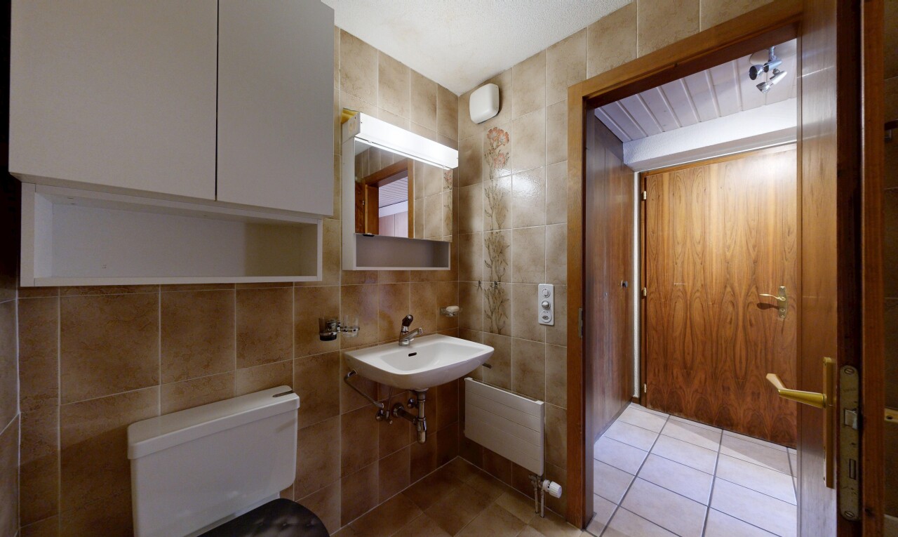 salle de bains avec mur en carrelage, tile wall, miroir, inside property, et toilette
