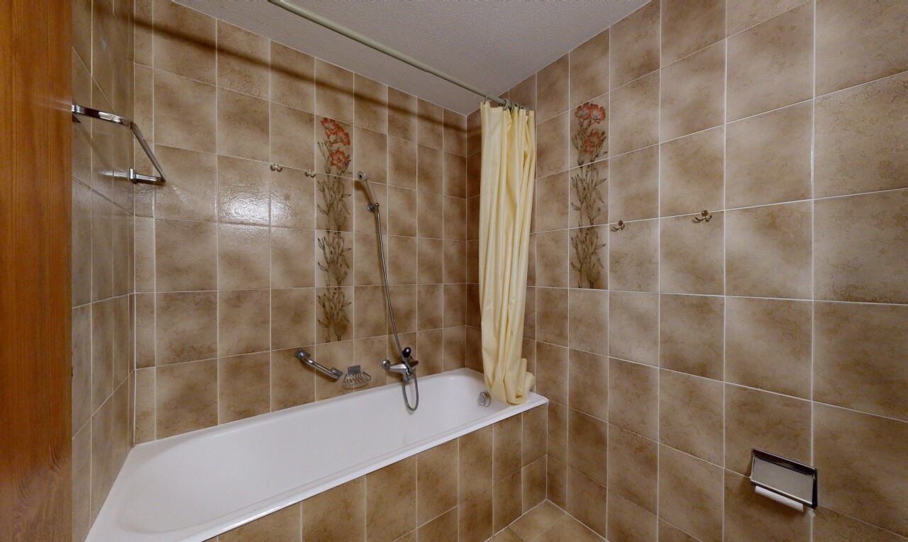 salle de bains avec douche-bain combinés, salle de bain complète, et inside property