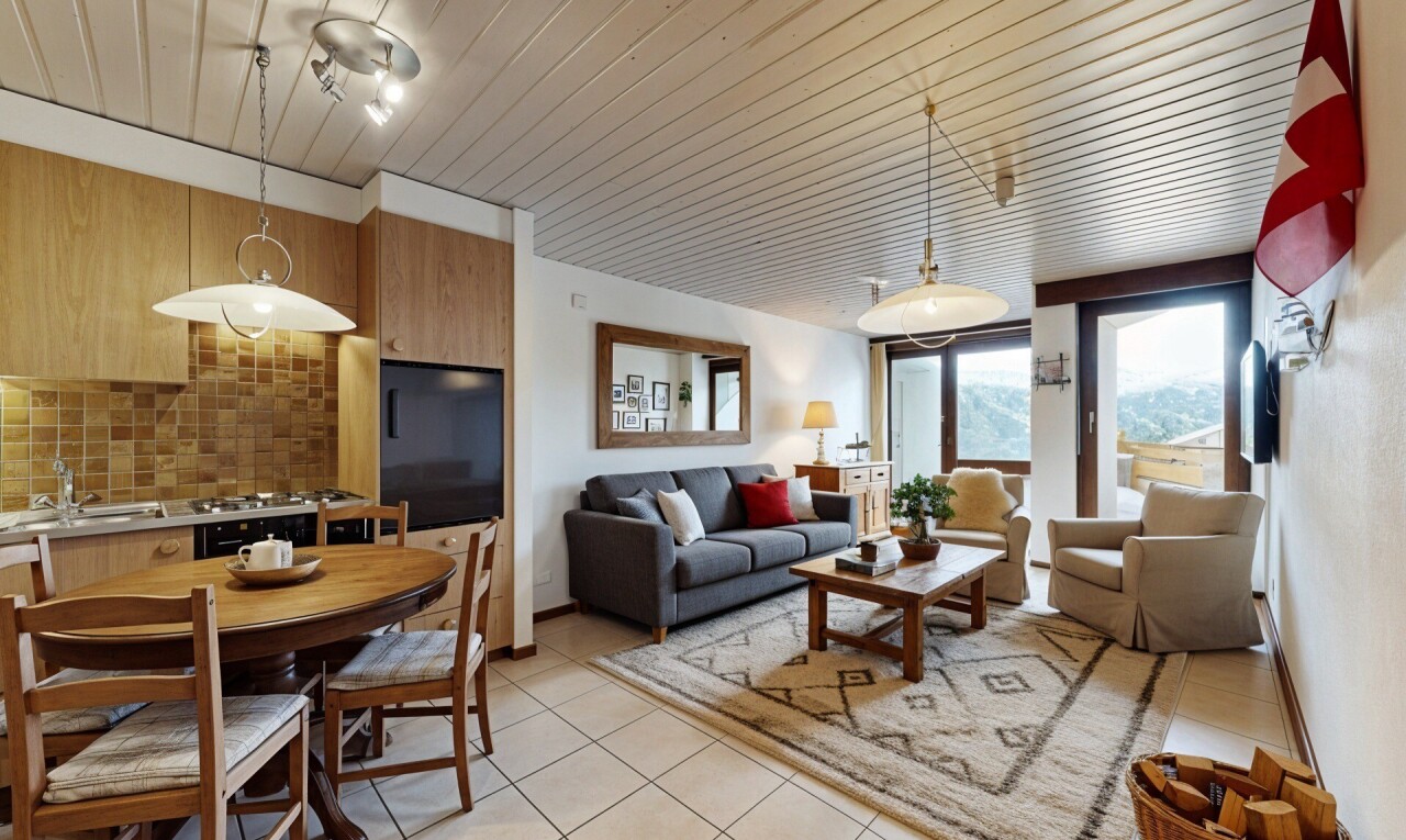 salle à manger avec inside property, lumière naturelle, natural light, light floor, et plafond en bois