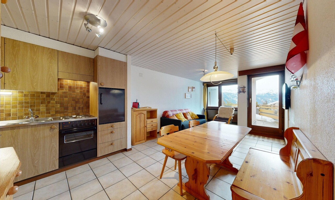 salle à manger avec inside property, lumière naturelle, natural light, light floor, et plafond en bois
