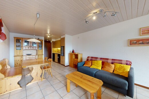 salon / salle à manger avec full kitchen, inside property, sol en carrelage, tile floor, et cloison sèche