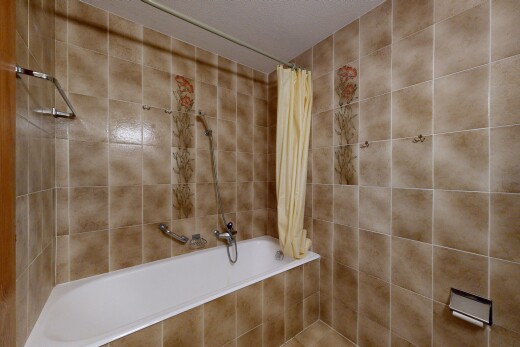 salle de bains avec douche-bain combinés, salle de bain complète, et inside property