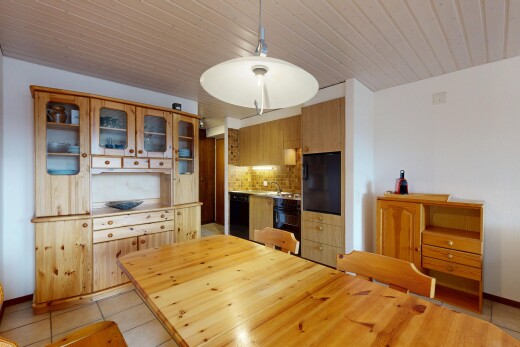 salle à manger avec cloison sèche, drywall, light floor, backsplash, et inside property