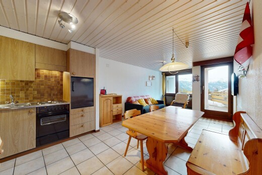 salle à manger avec inside property, lumière naturelle, natural light, light floor, et plafond en bois