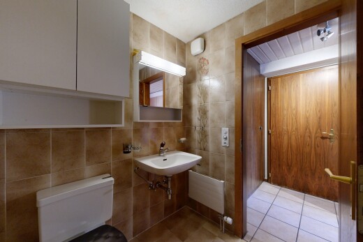 salle de bains avec mur en carrelage, tile wall, miroir, inside property, et toilette