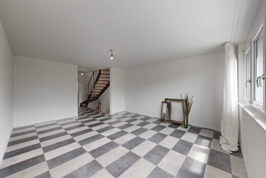 leerer raum mit treppen, gipskartonwand, drywall, inside property, und natürliches licht