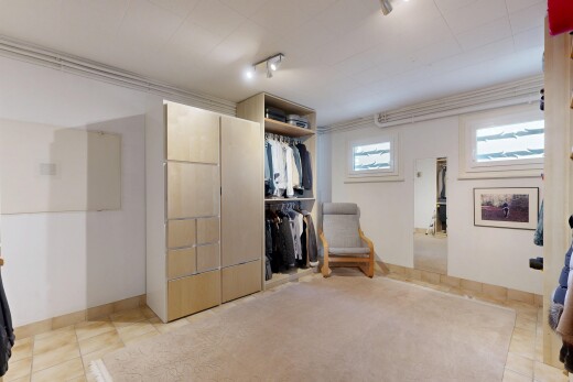 dressing avec tile floor et sol en carrelage