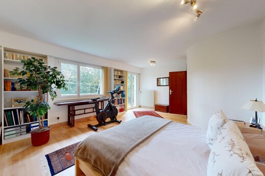chambre avec natural light, lumière naturelle, wood finish floor, sol en finition bois, et inside property