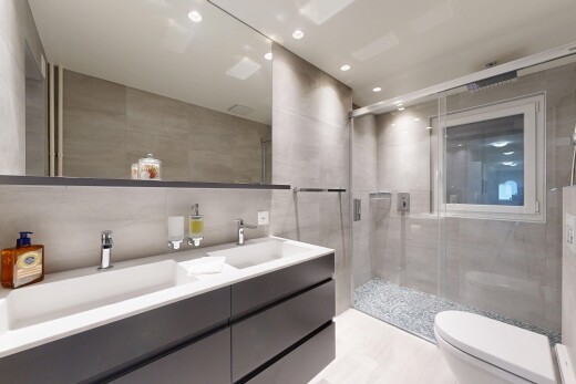 salle de bains avec salle de bain complète, miroir, douche, toilette, et double vasque