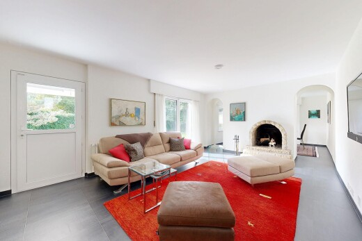 wohnzimmer mit natural light, natürliches licht, gewölbte gehwege, drywall, und gipskartonwand